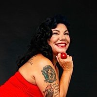 Karmen Cercós presentando Pecando de Cariñosa