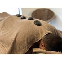 Masaje con Piedras Calientes